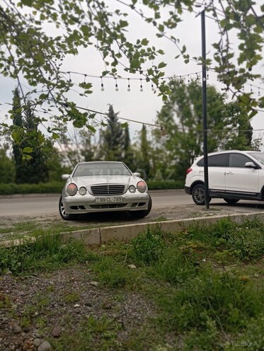 Mercedes E 220-1
