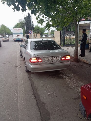 Mercedes E 220-11