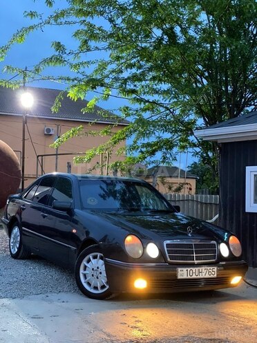 Mercedes E 230-1