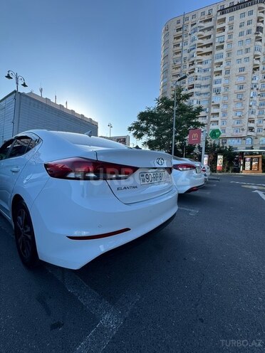 Hyundai Elantra-13