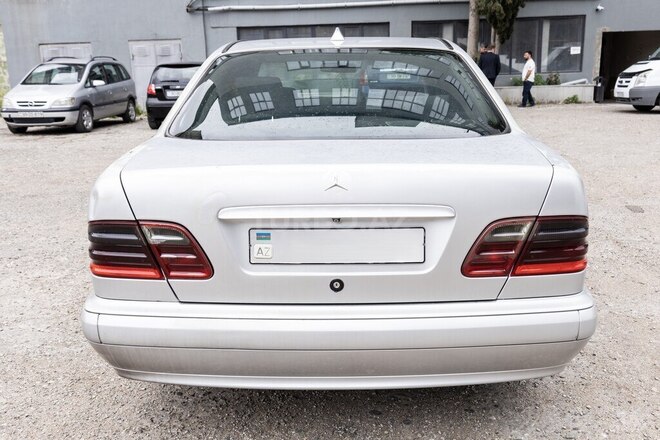 Mercedes E 270-2