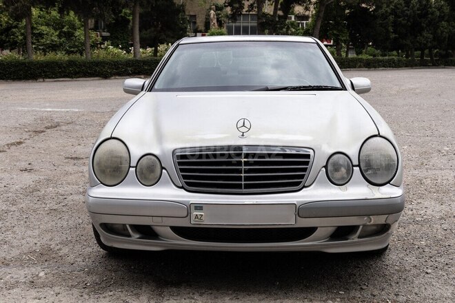 Mercedes E 270-1