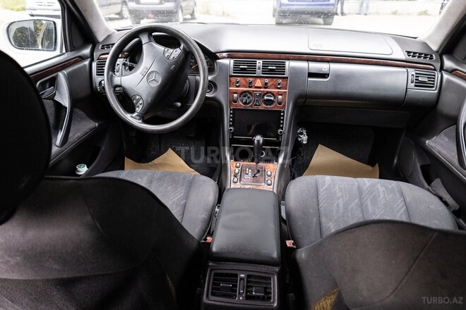 Mercedes E 270-3