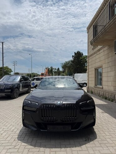 BMW i7-1