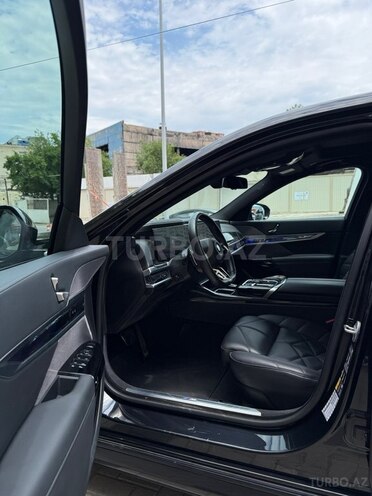 BMW i7-7