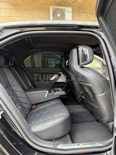 BMW i7-8