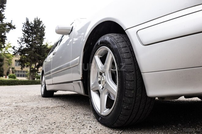 Mercedes E 270-4