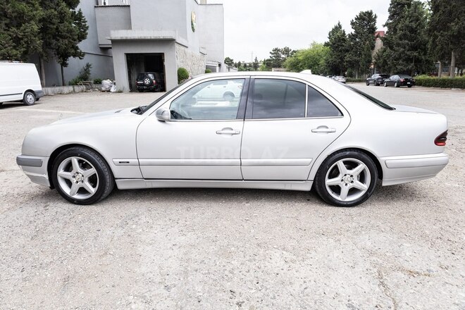 Mercedes E 270-6