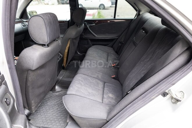 Mercedes E 270-9