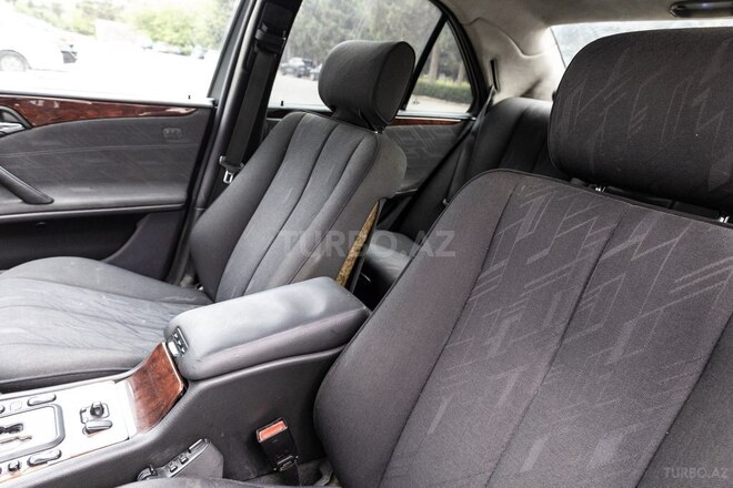 Mercedes E 270-13