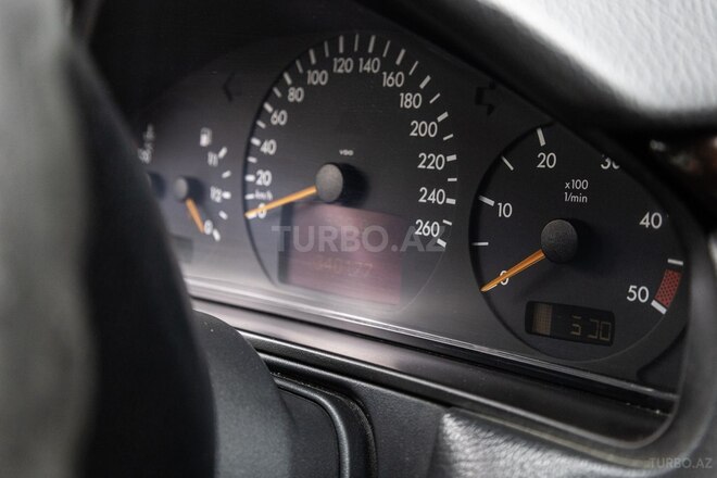 Mercedes E 270-10