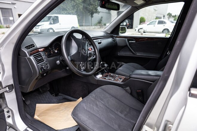 Mercedes E 270-8