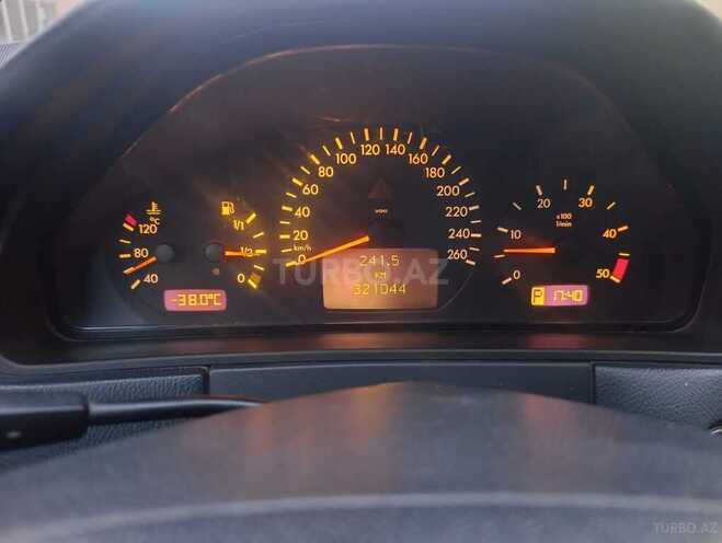 Mercedes E 270-7