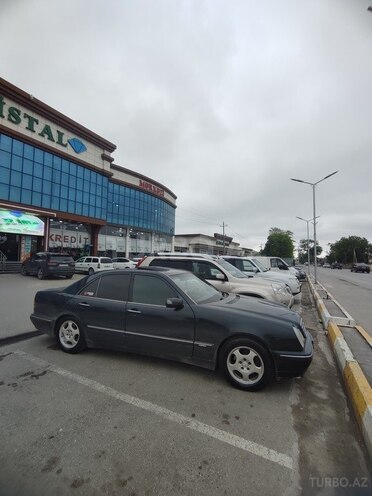 Mercedes E 270-5