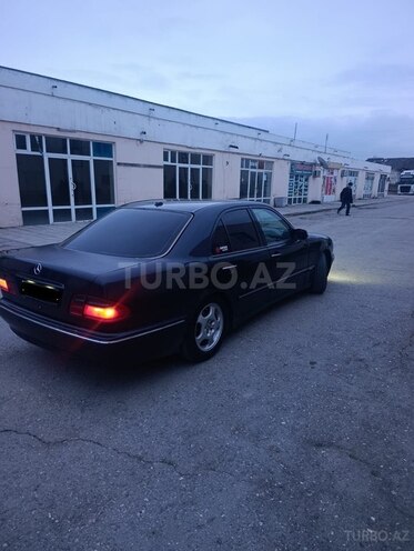 Mercedes E 270-6