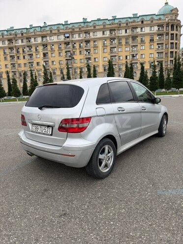 Mercedes B 180-4
