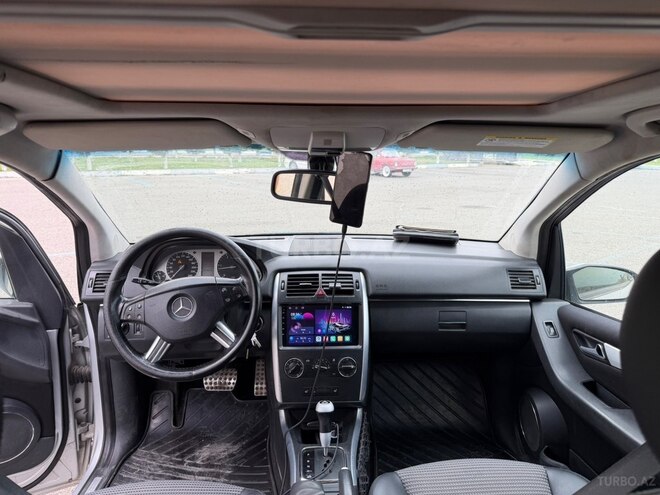 Mercedes B 180-8
