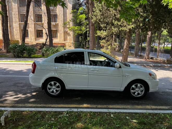 Hyundai Accent-2