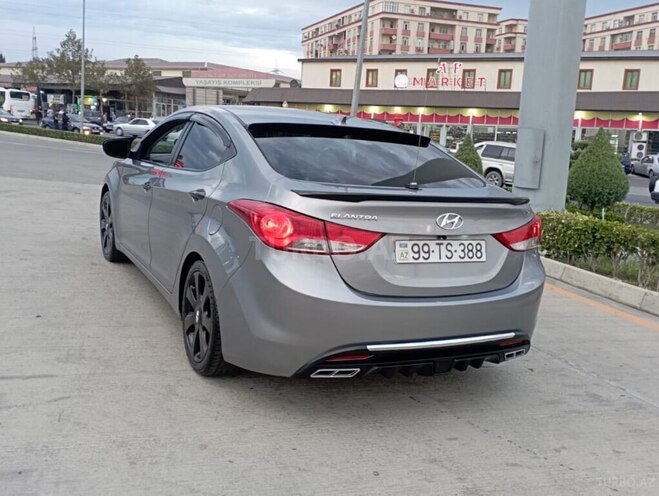 Hyundai Elantra-4