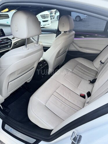 BMW 530e-10