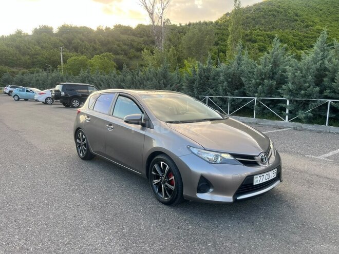Toyota Auris-1