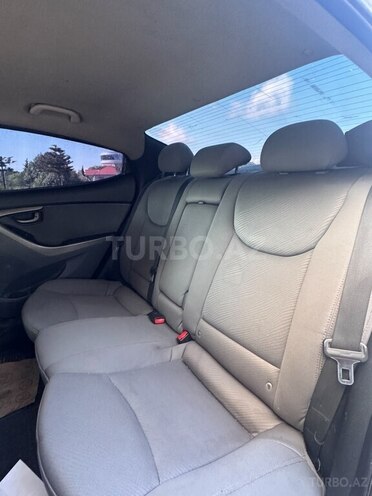 Hyundai Elantra-12