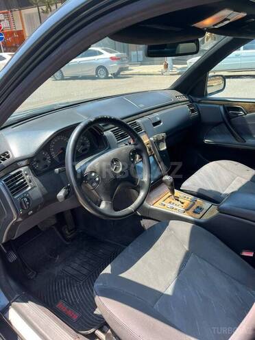 Mercedes E 240-13