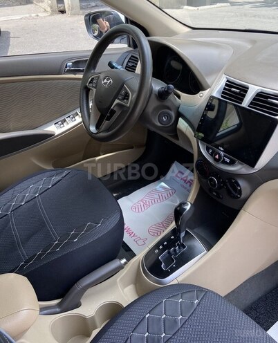 Hyundai Accent-12