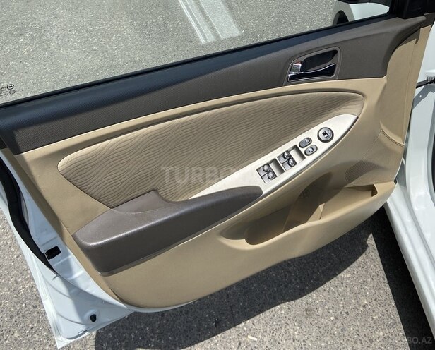 Hyundai Accent-17