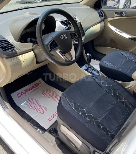 Hyundai Accent-16