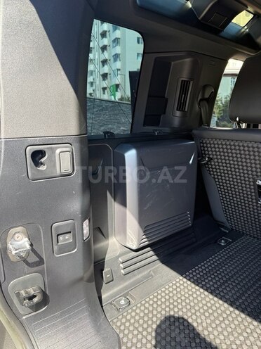 Land Rover Defender-8