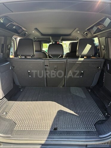 Land Rover Defender-7