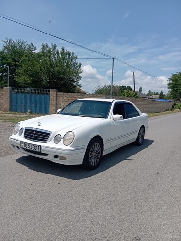Mercedes E 200-11