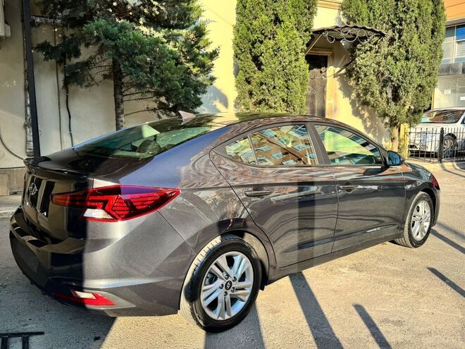 Hyundai Elantra-3