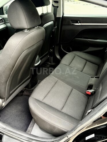 Hyundai Elantra-11