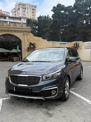Kia Carnival-1