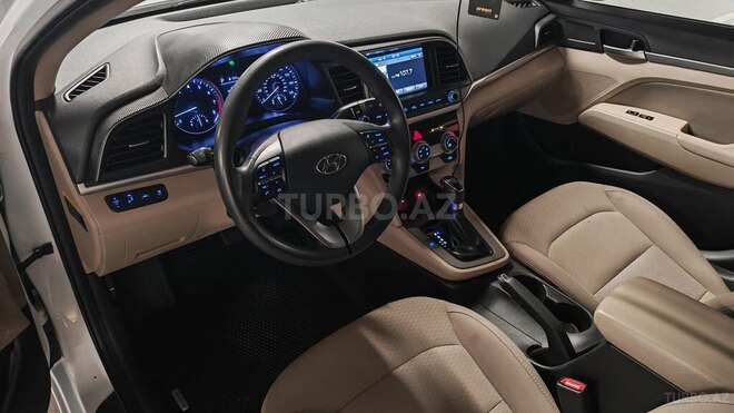 Hyundai Elantra-12