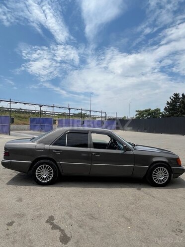 Mercedes 250 D-2