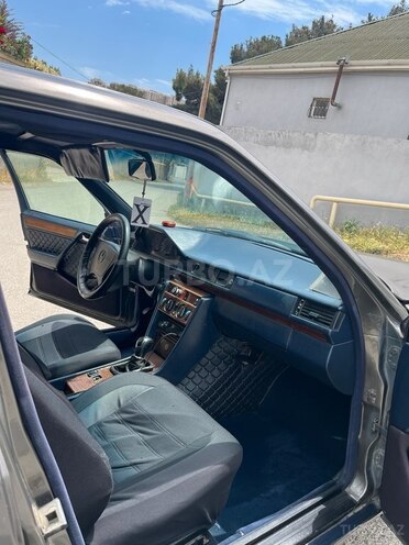 Mercedes 250 D-6