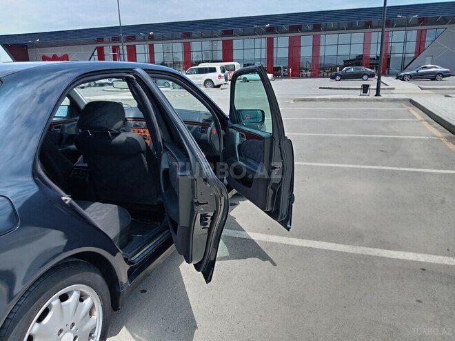 Mercedes E 200-11