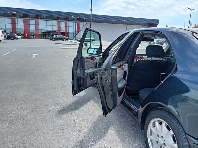 Mercedes E 200-10