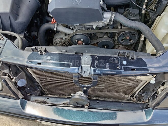 Mercedes E 200-17