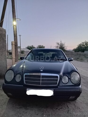 Mercedes E 290-1