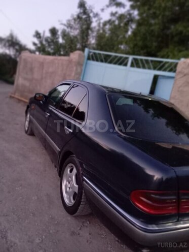 Mercedes E 290-3