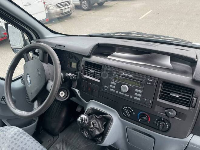 Ford Transit-12