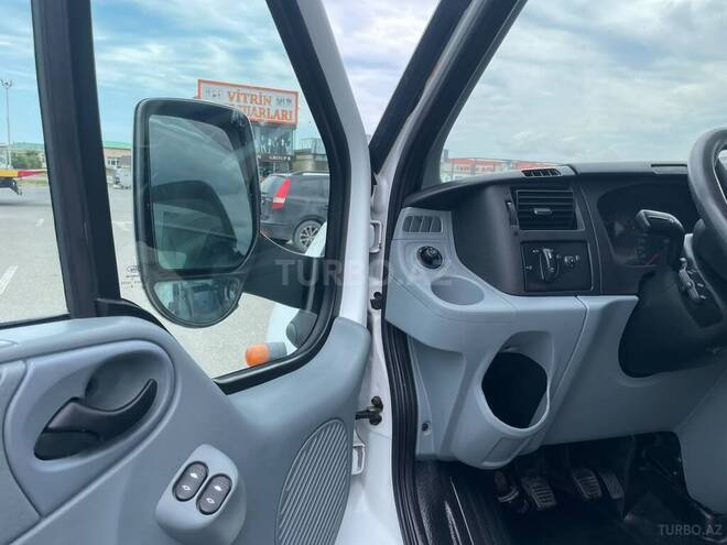 Ford Transit-13