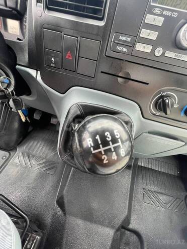 Ford Transit-10