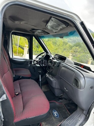 Ford Transit-13