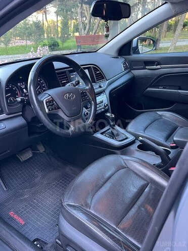 Hyundai Elantra-13