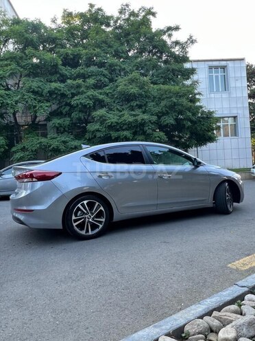 Hyundai Elantra-10